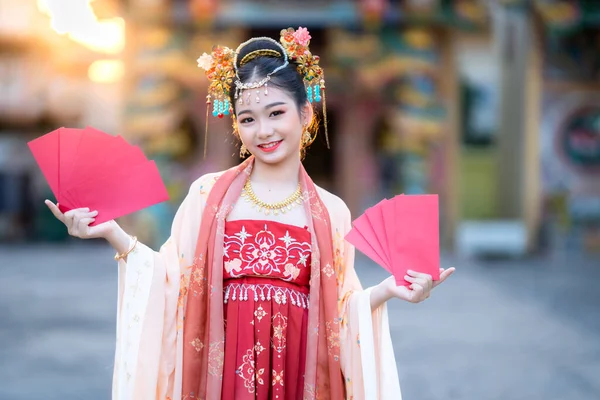 Asiático Feliz Beleza Menina Vestindo Trajes Antigos Chineses Segurando Envelopes — Fotografia de Stock