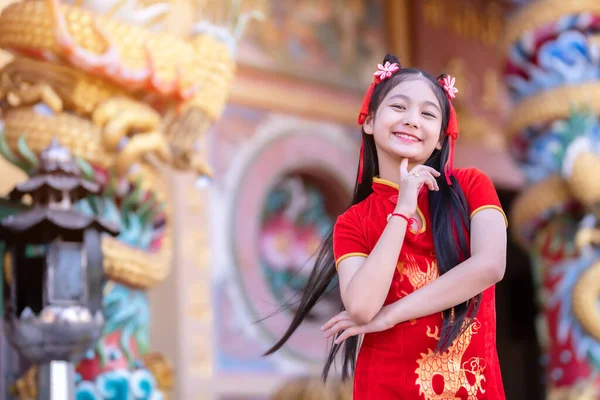 Çin Yeni Yıl Festivali Için Geleneksel Süsleme Elbisesi Giyen Sevimli — Stok fotoğraf
