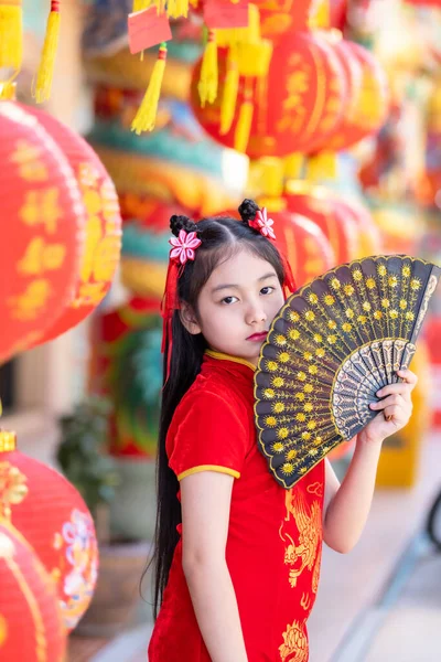 Menina Asiática Vestindo Cheongsam Chinês Tradicional Vermelho Segurando Fanningand Lanternas — Fotografia de Stock