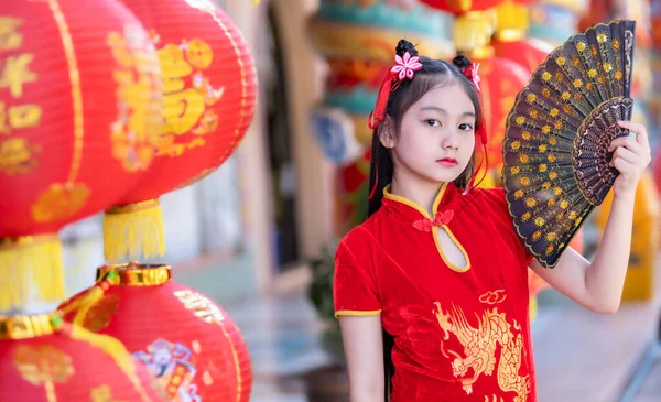 Little Asian Girl Wearing Red Traditional Chinese Cheongsam Holding Fanningand — Stock Photo, Image