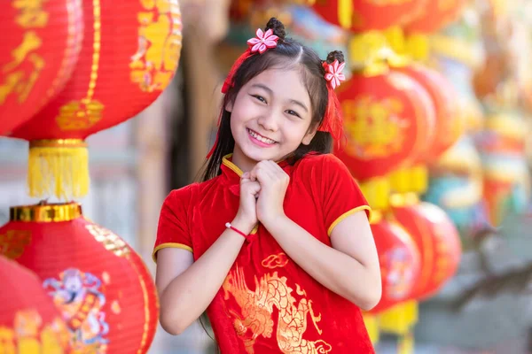 Menina Asiática Bonito Vestindo Tradicional Cheongsam Chinês Vermelho Com Lanternas — Fotografia de Stock