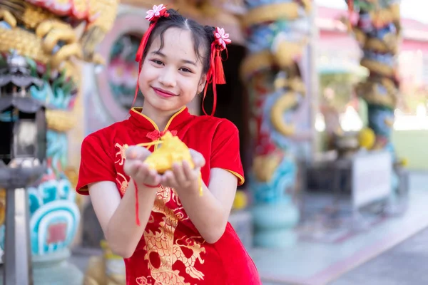 Retrato Hermosas Sonrisas Linda Niña Asiática Con Rojo Tradicional Chino — Foto de Stock