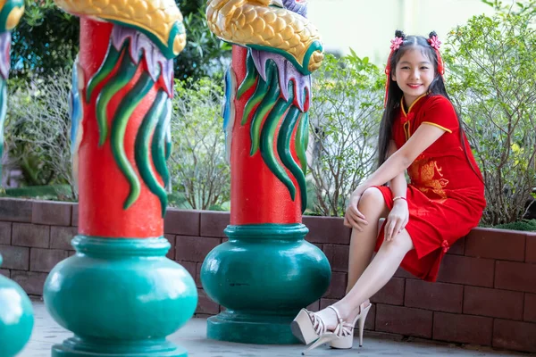 Retrato Sorrisos Bonito Menina Asiática Vestindo Vestido Cheongsam Vermelho Decoração — Fotografia de Stock