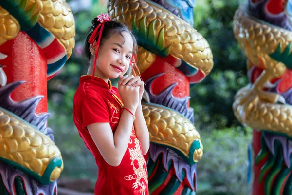 Ritratto Sorrisi Carino Bambina Asiatica Che Indossa Cheongsam Rosso Vestito — Foto Stock