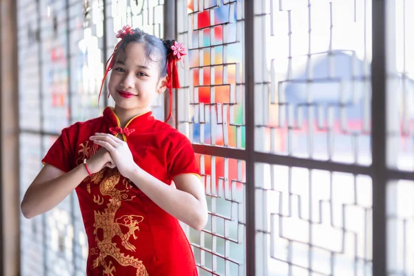 Retrato Sonríe Linda Niña Asiática Con Vestido Cheongsam Rojo Decoración — Foto de Stock