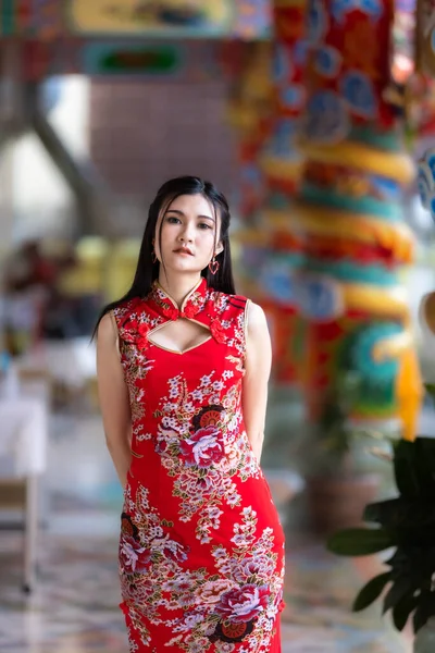 Güzel Bir Portre Gülümseyen Asyalı Genç Bir Kadın Kırmızı Cheongsam — Stok fotoğraf