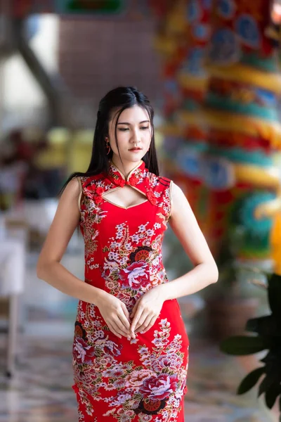 Porträt Schön Lächelt Asiatische Junge Frau Trägt Rotes Cheongsam Kleid — Stockfoto