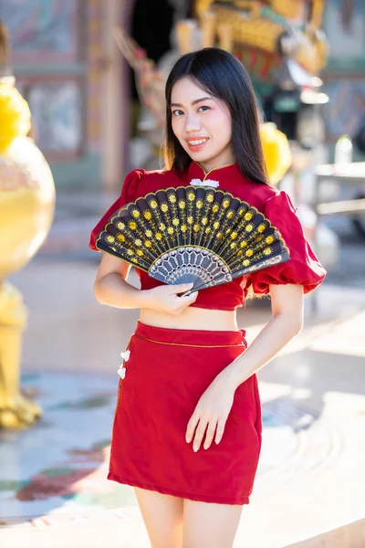 Retrato Hermosas Sonrisas Mujer Joven Asiática Vestida Rojo Tradicional Chino — Foto de Stock