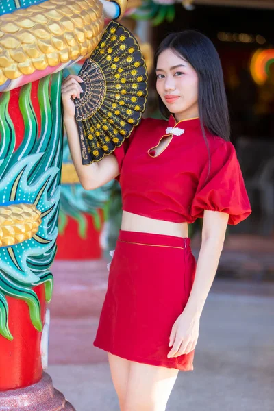장식을 축제를 제품을 아시아젊은 여성의 아름다운 — 스톡 사진