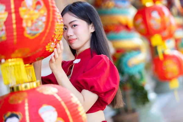 Portret Mooie Glimlach Aziatische Jonge Vrouw Dragen Rood Met Papier — Stockfoto