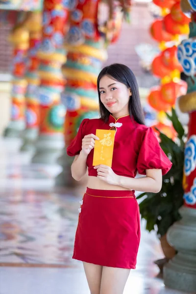 Ritratto Asiatica Giovane Donna Che Indossa Rosso Tradizionale Cinese Cheongsam — Foto Stock