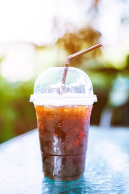 Americano buzlu kahvesine yakın çekim mi yoksa bardakta koyu kahve mi?