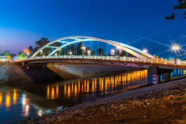 Nan Nehri üzerindeki Light Chan Sarayı Köprüsü (Wat Phra Si Rattana Mahathat - Chan Sarayı) New Landmark Büyük bir turisttir Phitsanulok, Tayland, Twilight Sunset.