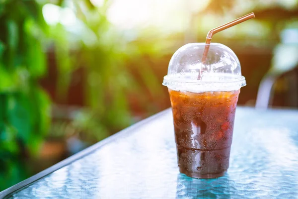 Americano buzlu kahvesine yakın çekim mi yoksa bardakta koyu kahve mi?