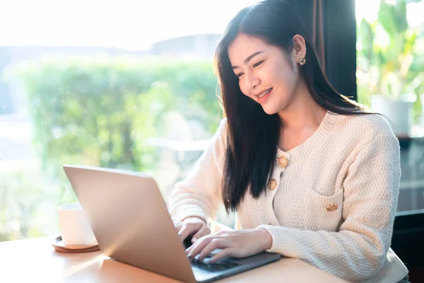 Porträt Freiberufler Schöne Positive Lächeln Junge Asiatische Frau Online Arbeiten — Stockfoto