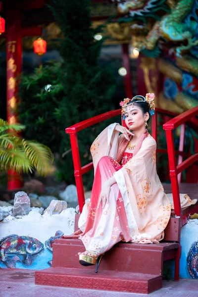 Retrato Sonrisa Linda Niña Asiática Con Trajes Chinos Decoración Para —  Fotos de Stock