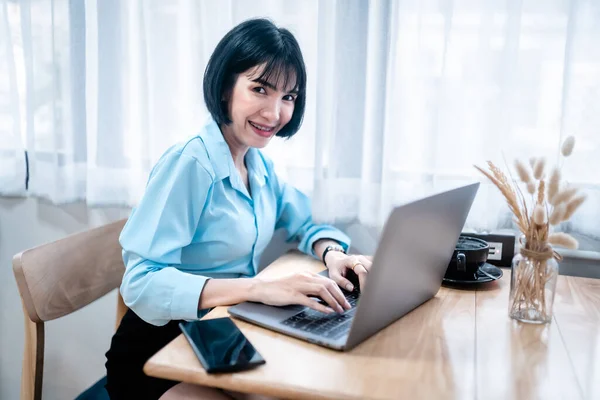 Lächeln Mit Zahnspange Asiatischer Freiberufler Geschäftsfrau Die Lässig Mit Laptop — Stockfoto
