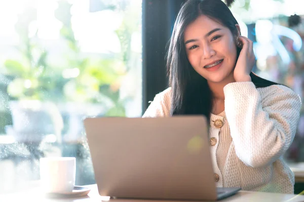 Porträt Freiberufler Schöne Positive Lächeln Junge Asiatische Frau Online Arbeiten — Stockfoto