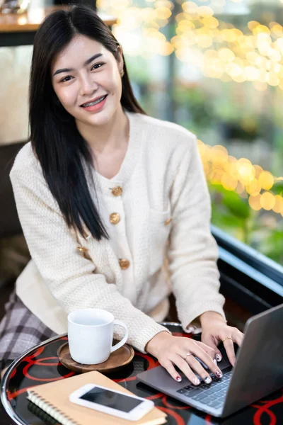 Porträt Freiberufler Schöne Positive Lächeln Junge Asiatische Frau Online Arbeiten — Stockfoto