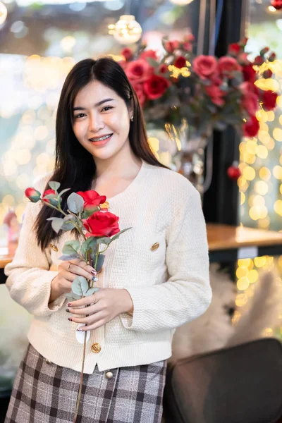 Valentinstag Portrait Happy Smiling Schöne Asiatische Junge Frau Warmen Kleidern — Stockfoto