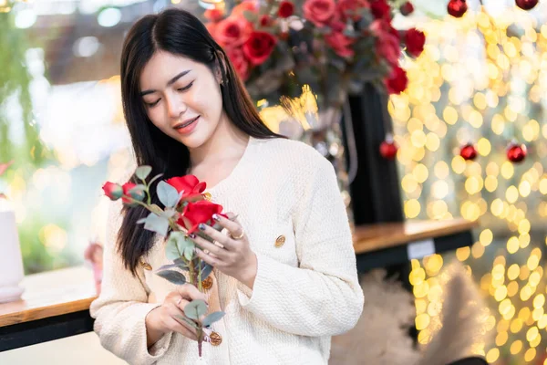 バレンタインデー ポートレートハッピー笑顔美しいアジアの若い女性が暖かい服を着て赤いバラの花束を持ち リビングルーム内やカフェでバラの花瓶 — ストック写真