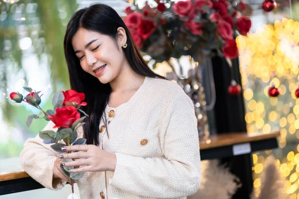 バレンタインデー ポートレートハッピー笑顔美しいアジアの若い女性が暖かい服を着て赤いバラの花束を持ち リビングルーム内やカフェでバラの花瓶 — ストック写真