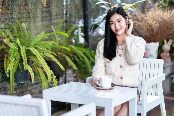 Portrait Schöne Junge Asiatische Frau Mädchen Warmen Kleidern Genießt Das — Stockfoto