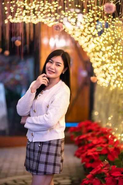 행복의 초상화아름다운 아시아 크리스마스 Mas 휴일에 배경을 가지고 — 스톡 사진
