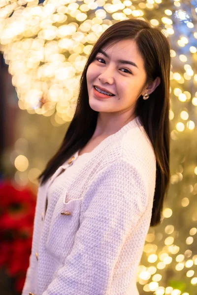 Lächeln Glück Porträt Schöne Junge Asiatische Frau Trägt Warme Kleidung — Stockfoto