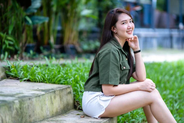 Ritratto Bella Felice Donna Asiatica Viaggiatore Indossando Marrone Vestito Verde — Foto Stock