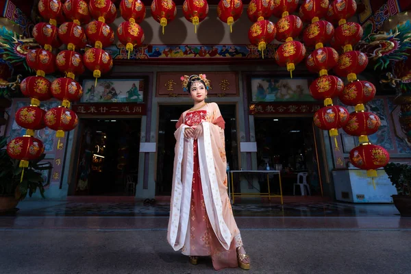 肖像画の笑顔中国の旧正月の祭りのための中国の衣装の装飾を身に着けてかわいいアジアの女の子はタイの中国の神社公共の場所で中国の文化を祝う — ストック写真