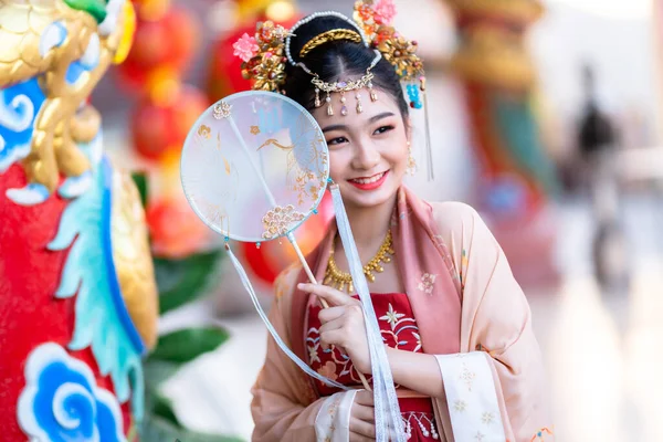 Portrait Sourire Mignonne Petite Fille Asiatique Portant Des Costumes Chinois — Photo