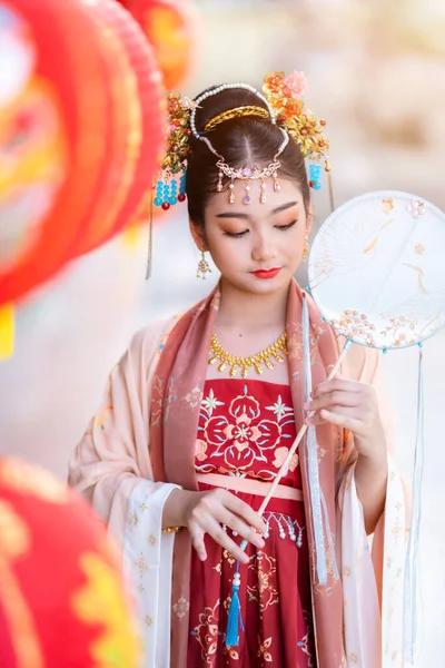 肖像画の笑顔かわいいアジアの女の子は 中国の衣装を着て 中国の旧正月の祭りのための中国のファンの装飾とタイの中国の神社公共の場所で中国の文化を祝う — ストック写真
