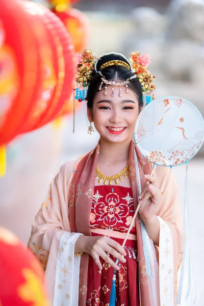 Портретна Посмішка Маленька Азіатська Дівчинка Китайських Костюмах Китайським Шанувальником Китайського — стокове фото