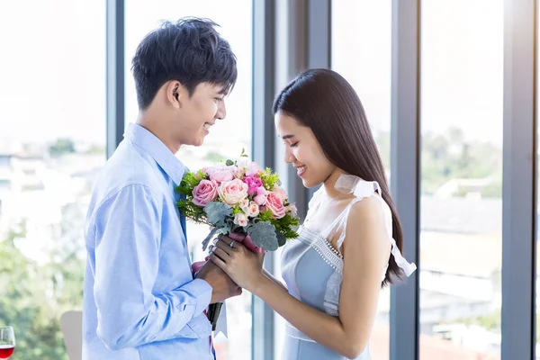 Valentinstag Konzept Asiatische Junge Glückliche Süße Paar Hält Strauß Roter — Stockfoto