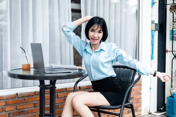 Lächeln Mit Zahnspange Stretching Relaxation Erholung Asiatischer Freiberufler Geschäftsfrau Gelegenheitsarbeit — Stockfoto
