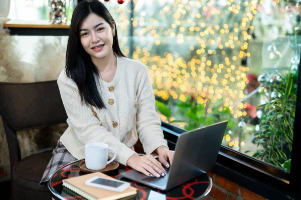 Porträt Freiberufler Schöne Positive Lächeln Junge Asiatische Frau Online Arbeiten — Stockfoto