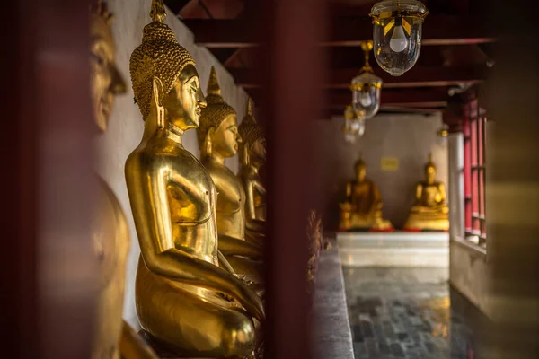 Old Beautiful Golden Buddha Muitas Estátuas Wat Phra Rattana Mahathat — Fotografia de Stock