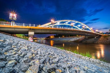 Nan Nehri üzerindeki Light Chan Sarayı Köprüsü (Wat Phra Si Rattana Mahathat - Chan Sarayı) New Landmark Büyük bir turisttir Phitsanulok, Tayland, Twilight Sunset.