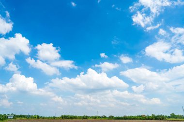 güzel hava atmosferi parlak mavi gökyüzü arkaplan soyut beyaz bulutlu berrak doku.