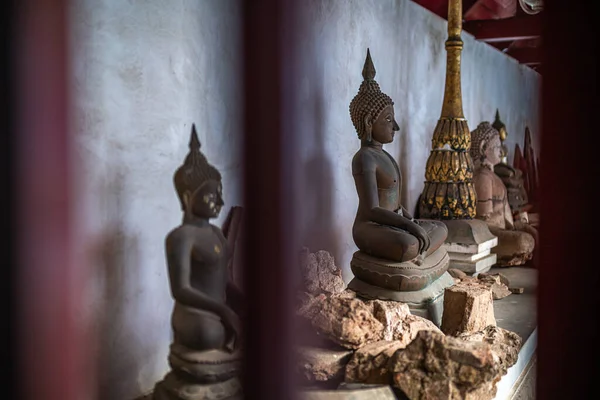 Forntida Buddha Figurer Visas Wat Phra Rattana Mahathat Också Vardagligt — Stockfoto