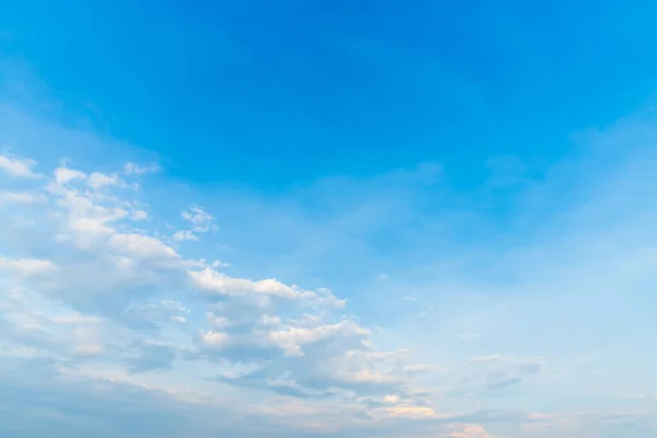 สวยงาม Airatmosphere นหล าสดใสเน อเย ดเจนนามธรรมท เมฆส ขาว — ภาพถ่ายสต็อก