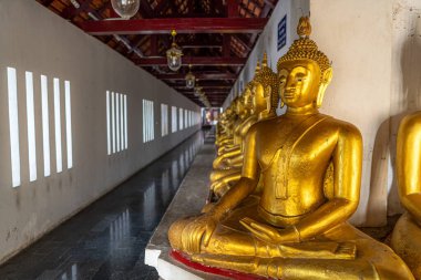 Wat Phra Si Rattana Mahaki 'de Wat Yai olarak da anılan birçok heykel Budist tapınağıdır. Tayland' ın Phitsanulok şehrinde büyük bir turisttir..