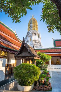 Tapınak Wat Phra Si Rattana Mahathat 'da sallanıyor. Wat Yai bir Budist tapınağı olarak da bilinir. Tayland' ın Phitsanulok şehrinde büyük bir turisttir..