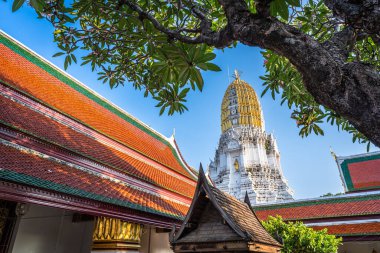 Tapınak Wat Phra Si Rattana Mahathat 'da sallanıyor. Wat Yai bir Budist tapınağı olarak da bilinir. Tayland' ın Phitsanulok şehrinde büyük bir turisttir..