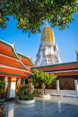 Tapınak Wat Phra Si Rattana Mahathat 'da sallanıyor. Wat Yai bir Budist tapınağı olarak da bilinir. Tayland' ın Phitsanulok şehrinde büyük bir turisttir..