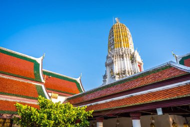Tapınak Wat Phra Si Rattana Mahathat 'da sallanıyor. Wat Yai bir Budist tapınağı olarak da bilinir. Tayland' ın Phitsanulok şehrinde büyük bir turisttir..