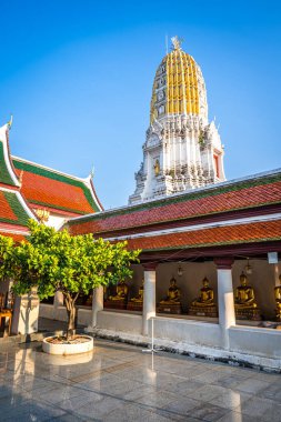 Tapınak Wat Phra Si Rattana Mahathat 'da sallanıyor. Wat Yai bir Budist tapınağı olarak da bilinir. Tayland' ın Phitsanulok şehrinde büyük bir turisttir..