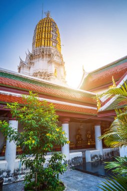 Tapınak Wat Phra Si Rattana Mahathat 'da sallanıyor. Wat Yai bir Budist tapınağı olarak da bilinir. Tayland' ın Phitsanulok şehrinde büyük bir turisttir..