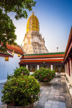 Tapınak Wat Phra Si Rattana Mahathat 'da sallanıyor. Wat Yai bir Budist tapınağı olarak da bilinir. Tayland' ın Phitsanulok şehrinde büyük bir turisttir..